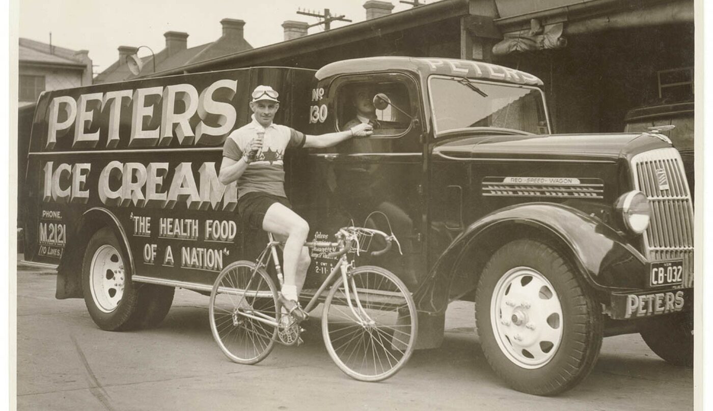 Hubert Opperman, en el año 1936, junto a un camión de helados.