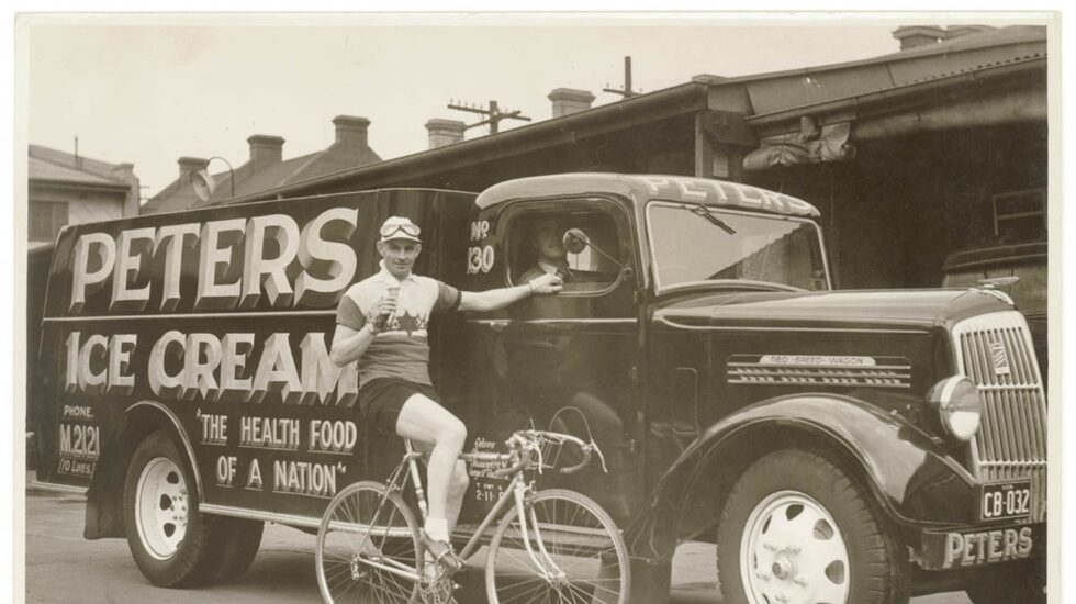 Hubert Opperman, en el año 1936, junto a un camión de helados.