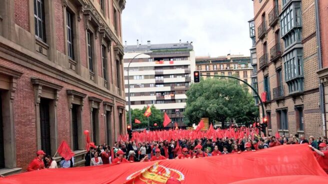 Marea roja en favor de la bandera de Navarra y contra la "imposición" de la ikurriña