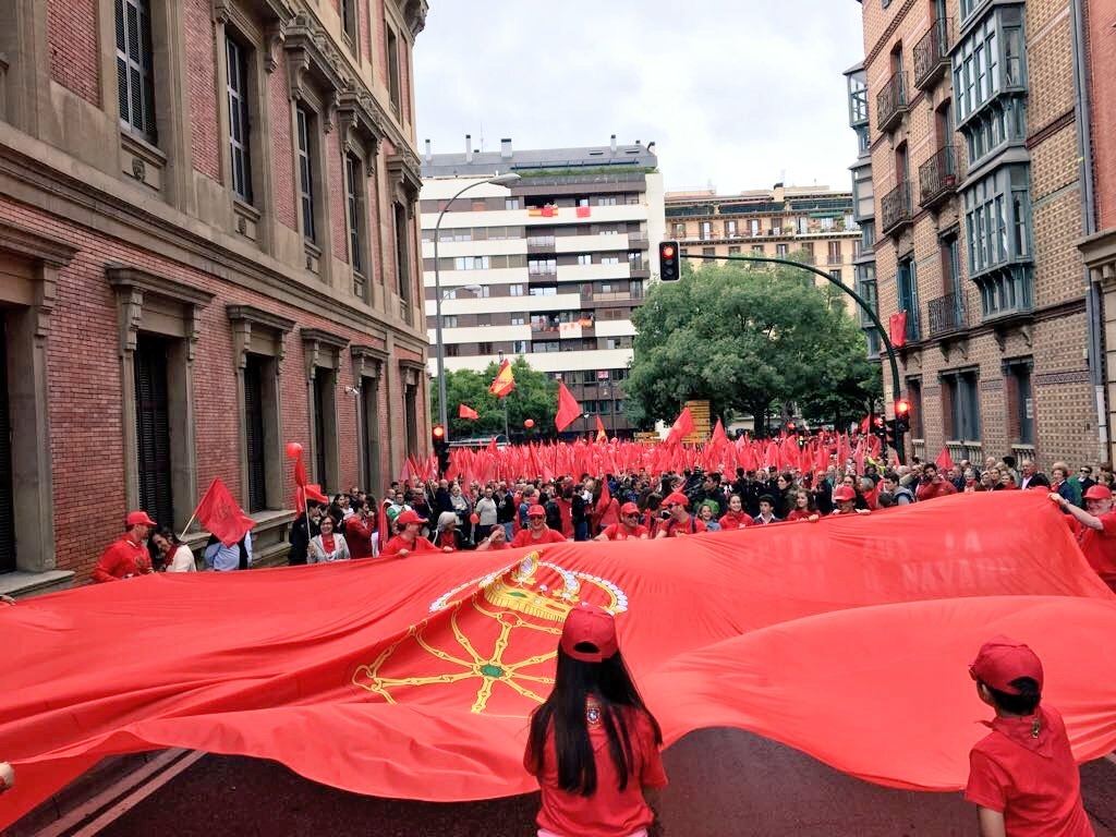 Marea roja en favor de la bandera de Navarra y contra la "imposición" de la ikurriña