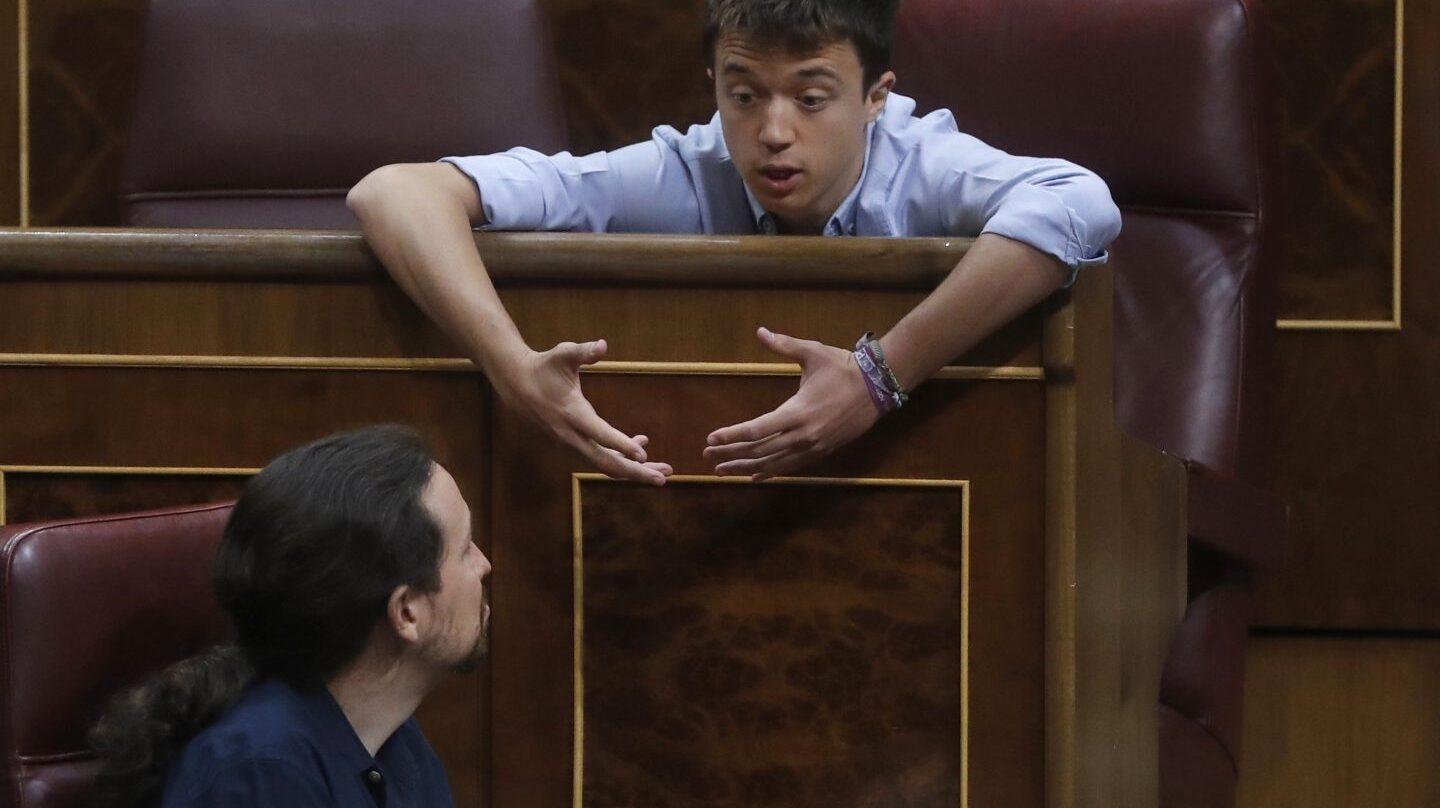 Iglesias y Errejón, en el Congreso.