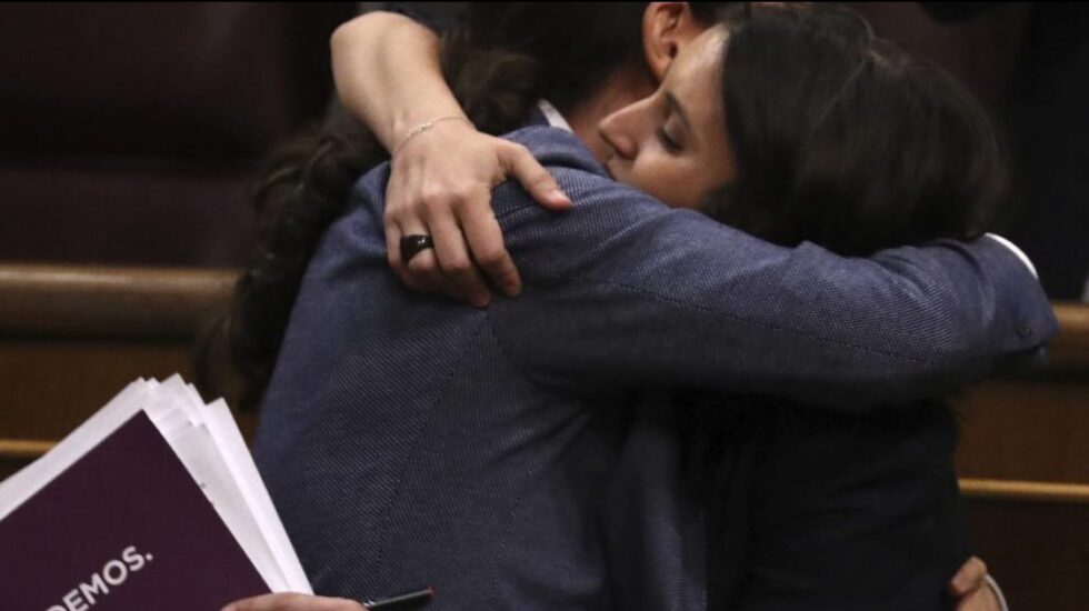Pablo Iglesias e Irene Montero se abrazan en la moción de censura.