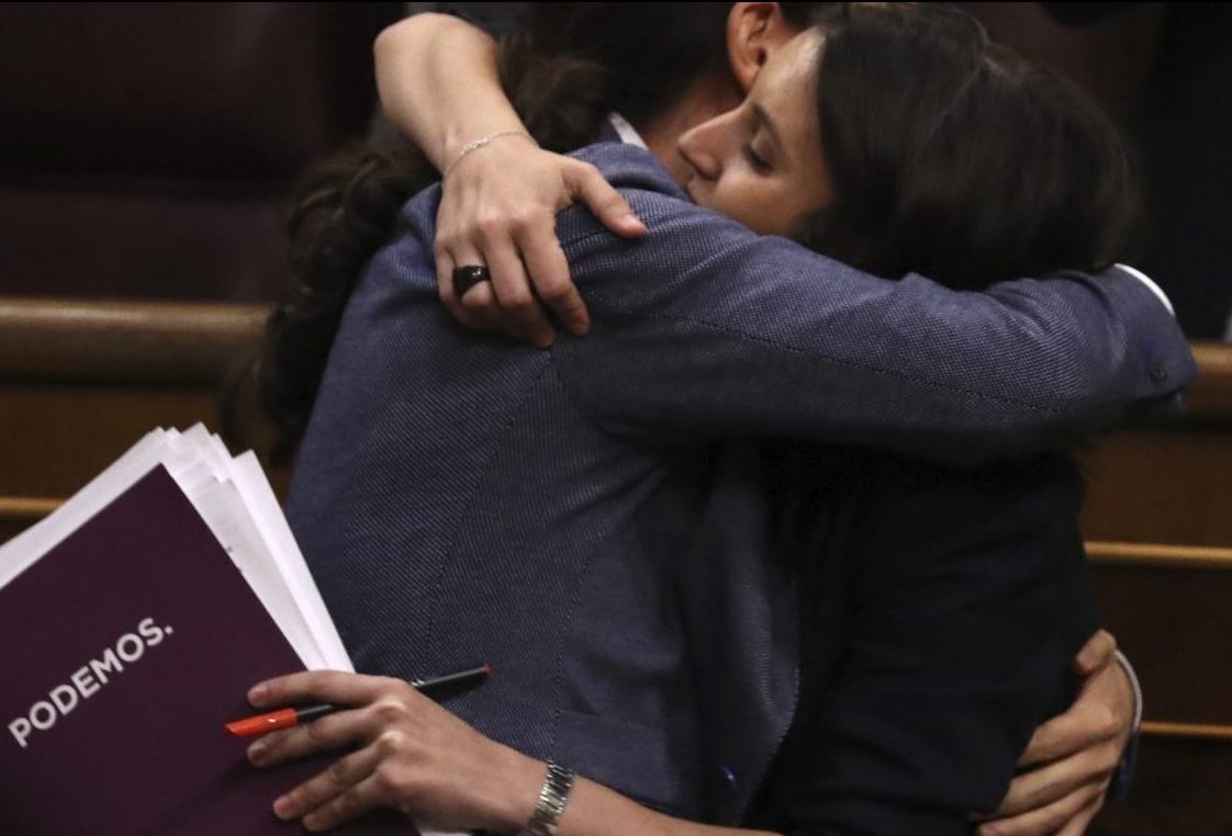 Pablo Iglesias e Irene Montero se abrazan en la moción de censura.