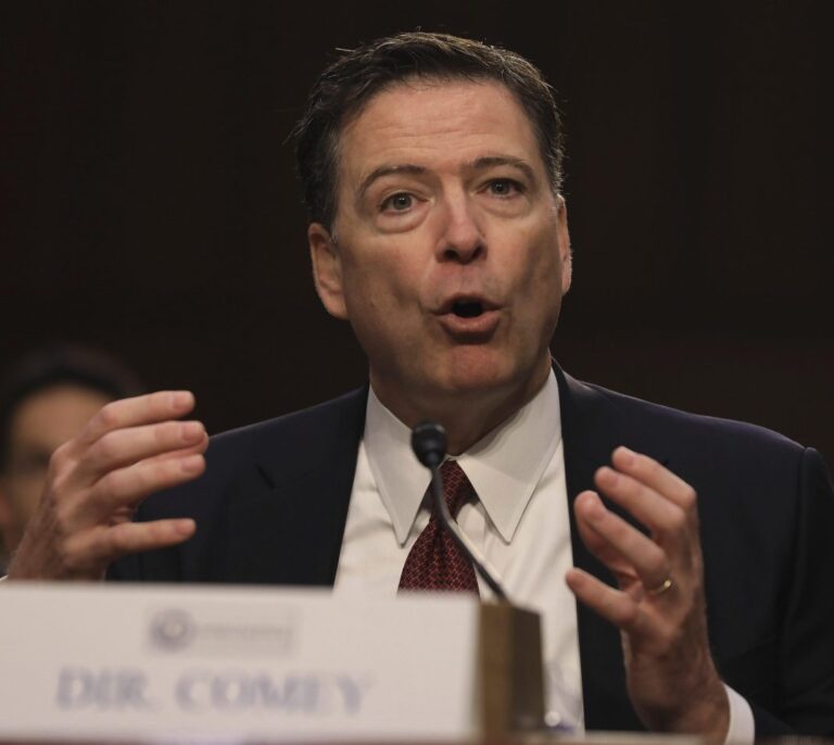 El director del FBI acusa a Trump de mentir y le acerca al 'impeachment'