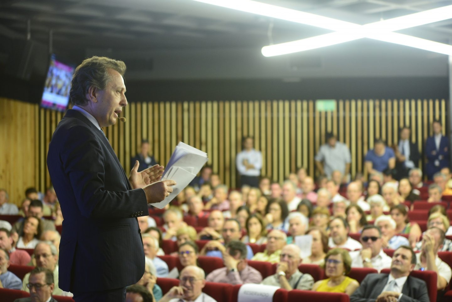 Javier Cremades durante una asamblea del Popular.