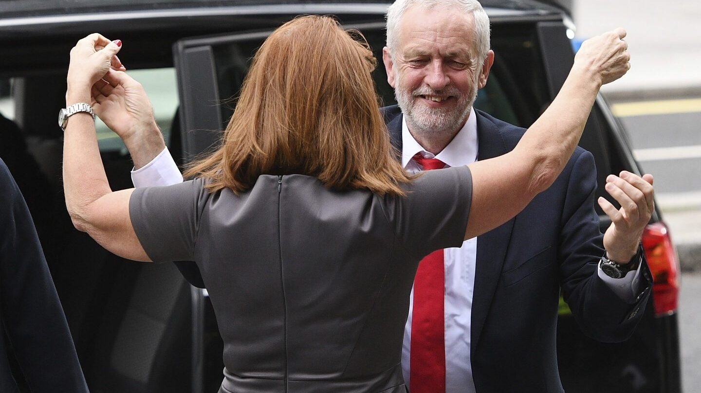 Jeremy Corbyn llega esta mañana a la sede del Partido Laborista en Londres.