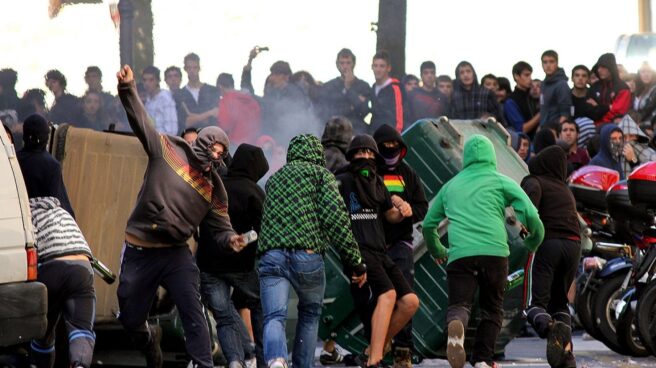 Varios jóvenes durante unos altercados de 'Kale Borroka' en el País Vasco. Varios jóvenes durante unos altercados de 'Kale Borroka' en el País Vasco.