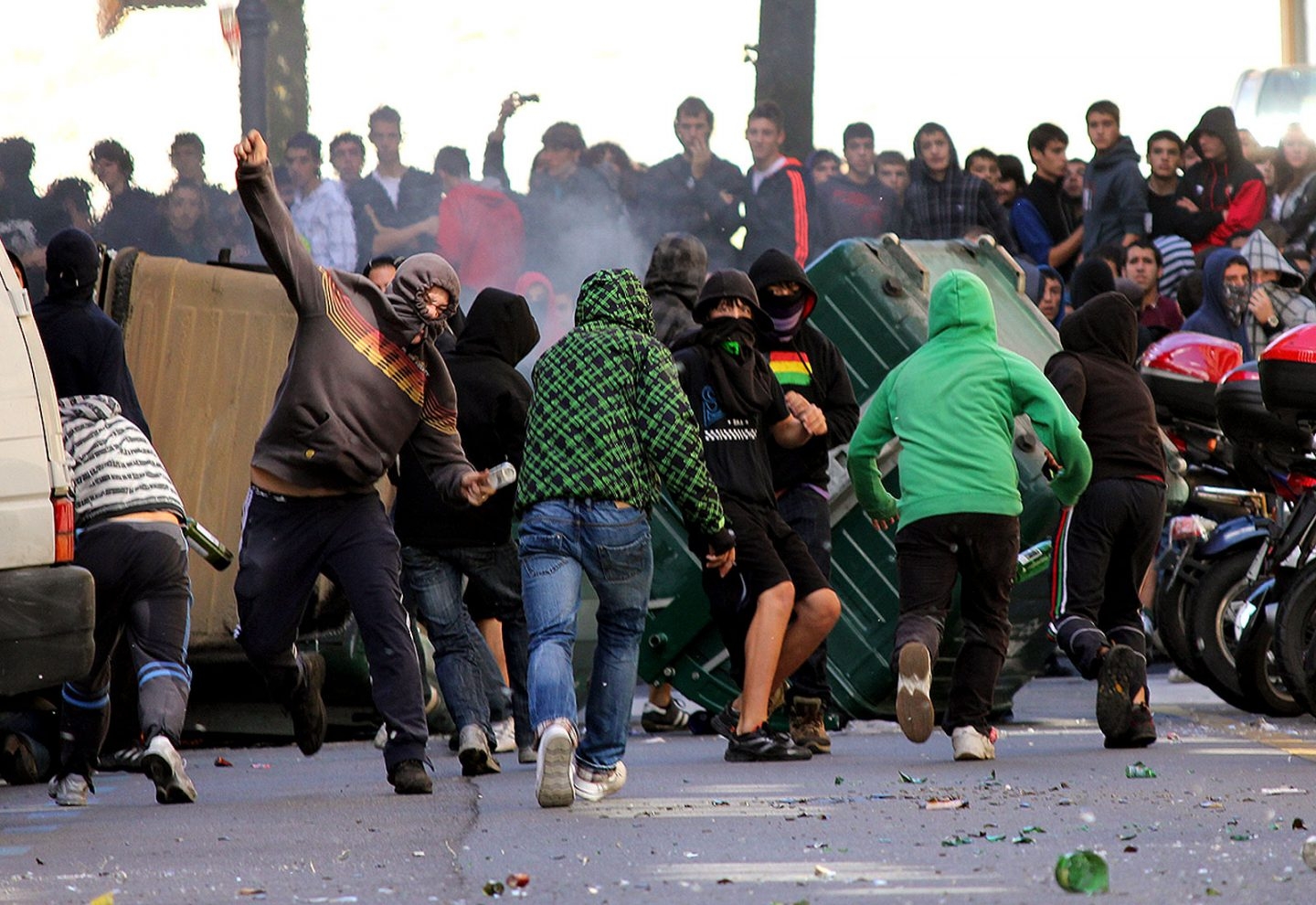 Varios jóvenes durante unos altercados de 'Kale Borroka' en el País Vasco.