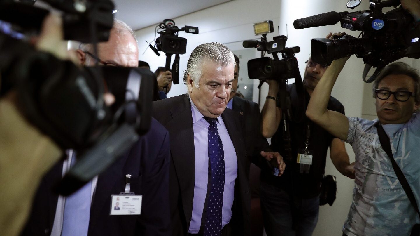 Luis Bárcenas sale del Congreso.