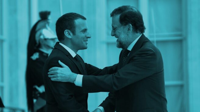Macron_rajoy_opi El presidente de Francia, Emmanuel Macron, saluda al presidente del Gobierno de España, Mariano Rajoy, en el Palacio del Elíseo.