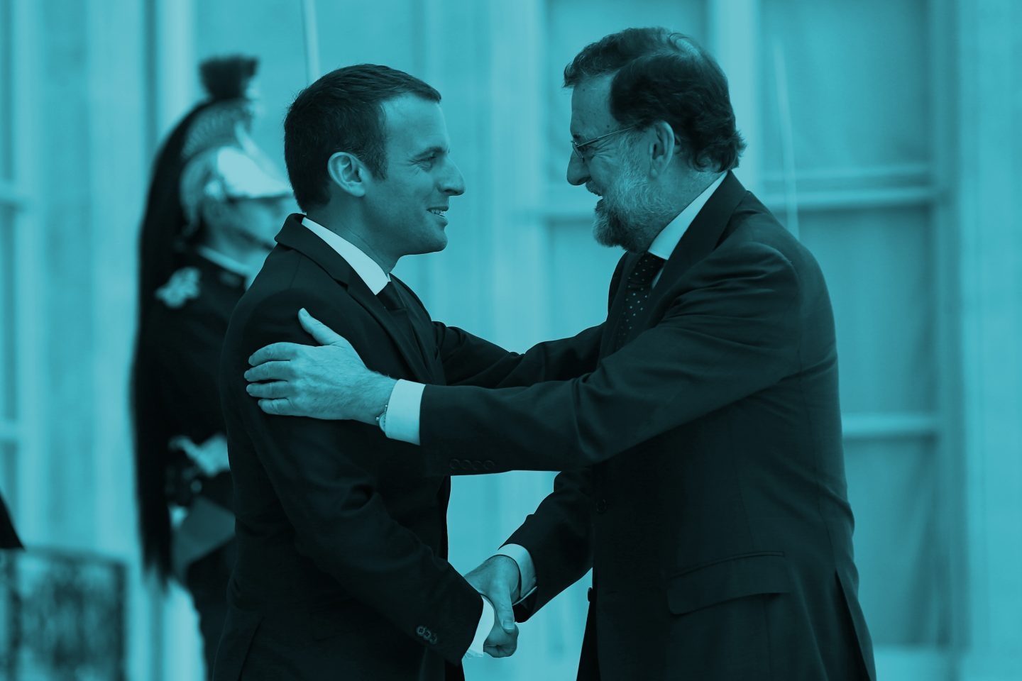 El presidente de Francia, Emmanuel Macron, saluda al presidente del Gobierno de España, Mariano Rajoy, en el Palacio del Elíseo.