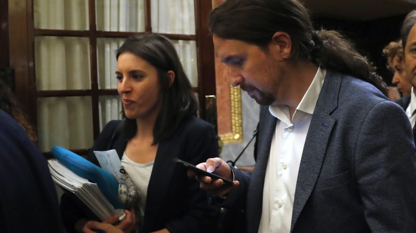 Irene Montero y Pablo Iglesias salen del hemiciclo en la moción de censura.