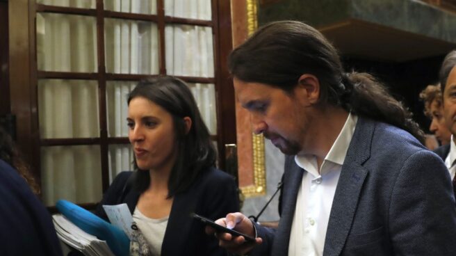 Irene Montero y Pablo Iglesias salen del hemiciclo en la moción de censura.