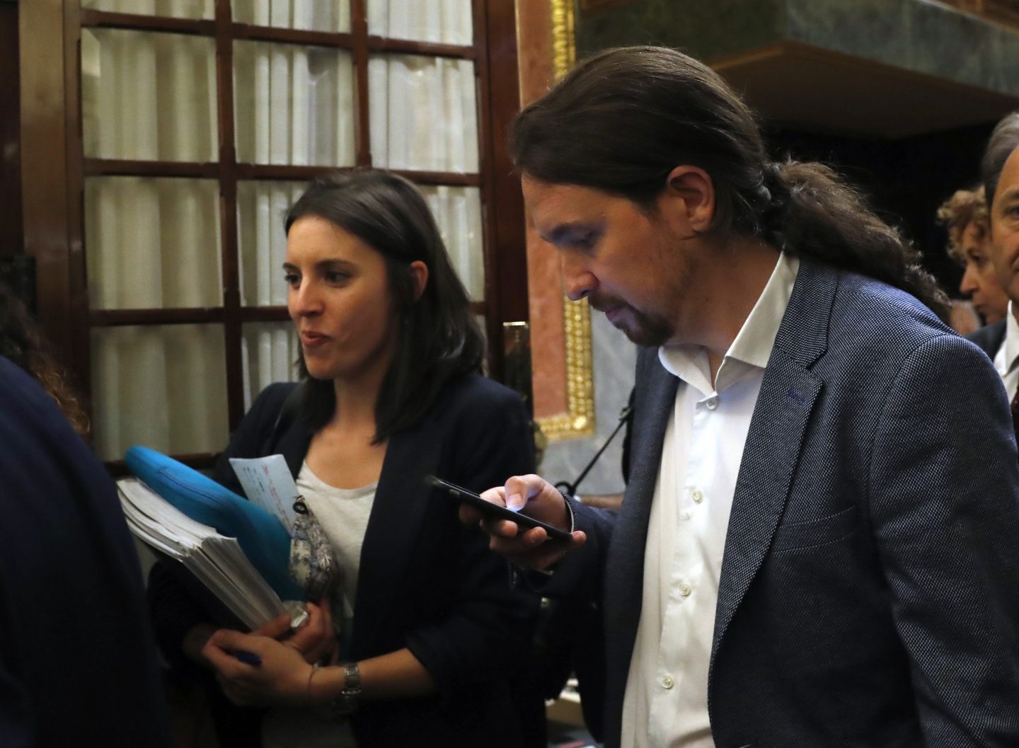 Irene Montero y Pablo Iglesias salen del hemiciclo en la moción de censura.