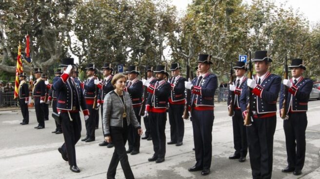 Mossos Forcadell pasando revista a los Mossos cuando fue elegida presidenta del Parlament