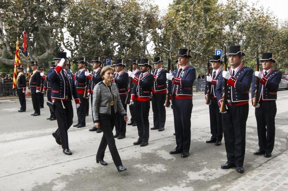 Forcadell pasando revista a los Mossos cuando fue elegida presidenta del Parlament