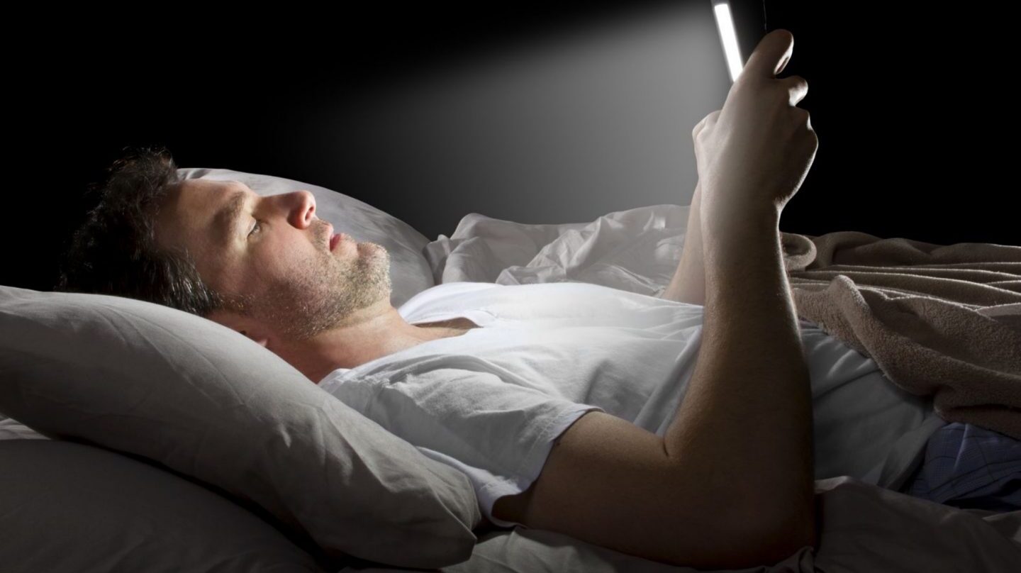 Las luces de pantallas podrían interferir en el sueño