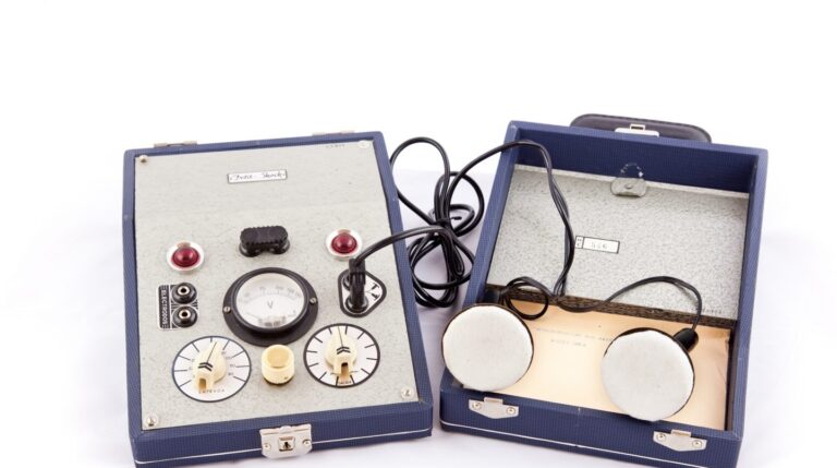 Máquina de electroshock de los 60, prestada por la Real Academia de medicina.