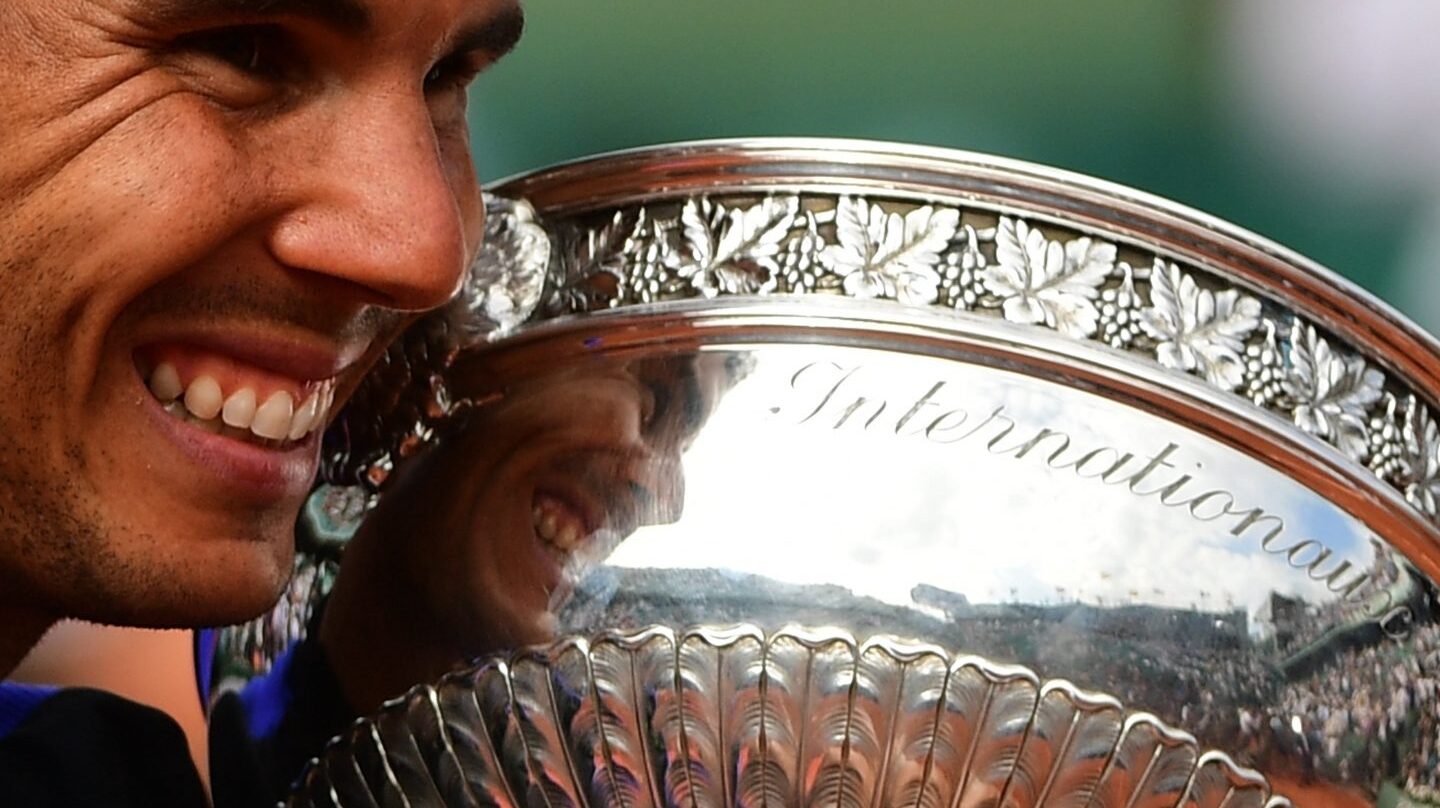 Nadal, con su décima copa de Roland Garros.