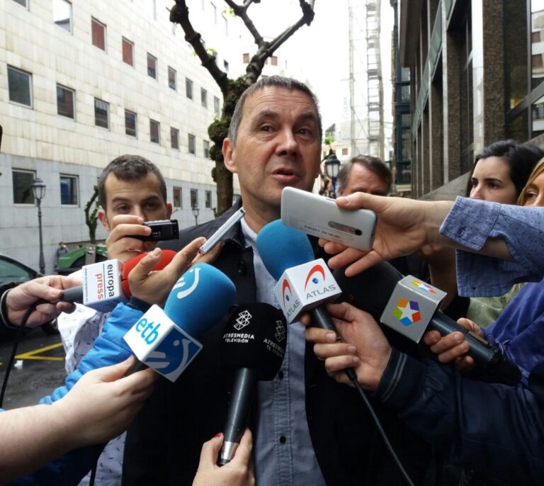 Otegi eleva el tono contra la dispersión de presos de ETA: "A Del Hoyo lo han matado"