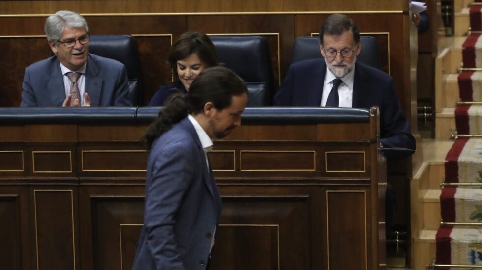 Pablo Iglesias pasa por delante de Rajoy en la moción de censura.