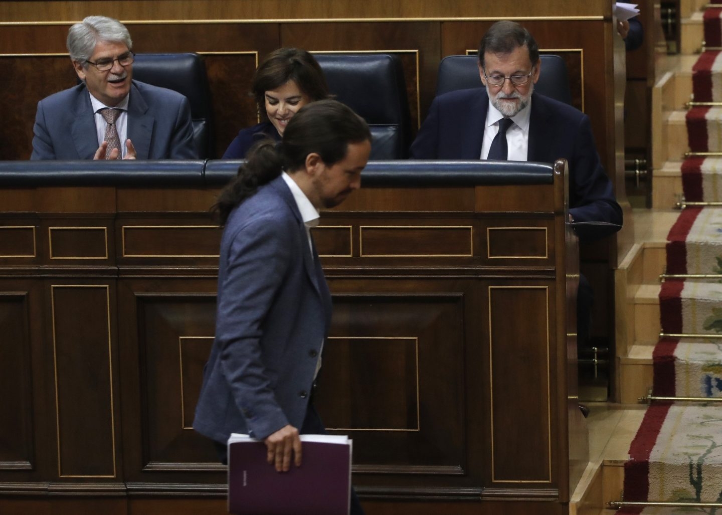 Pablo Iglesias pasa por delante de Rajoy en la moción de censura.