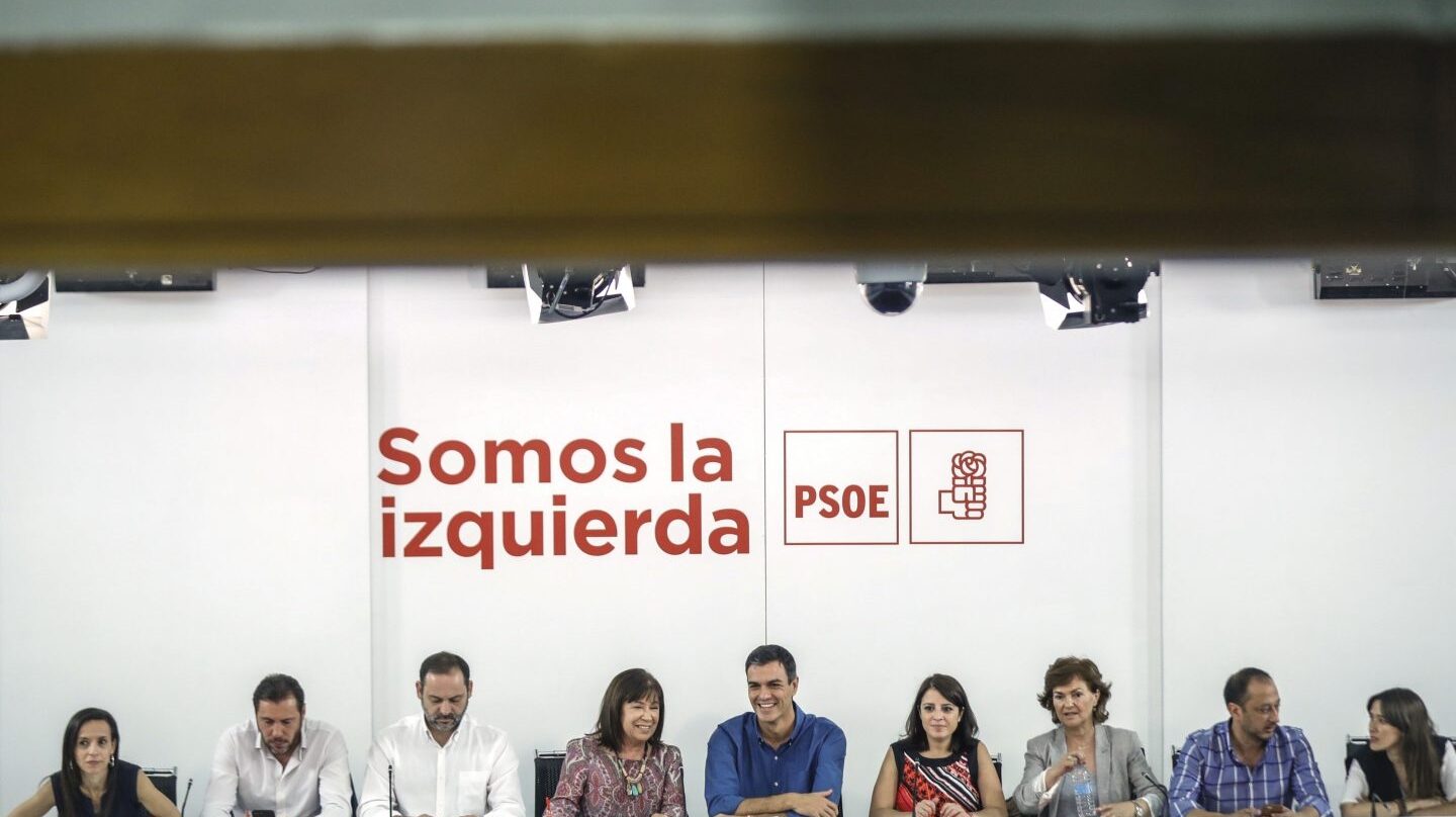 La nueva Ejecutiva del PSOE: de izquierda a derecha, Beatriz Corredor, Óscar Puente, José Luis Ábalos, Cristina Narbona, Pedro Sánchez, Adriana Lastra, Carmen Calvo, Alfonso Gómez de Celis y Nuria Parlón.