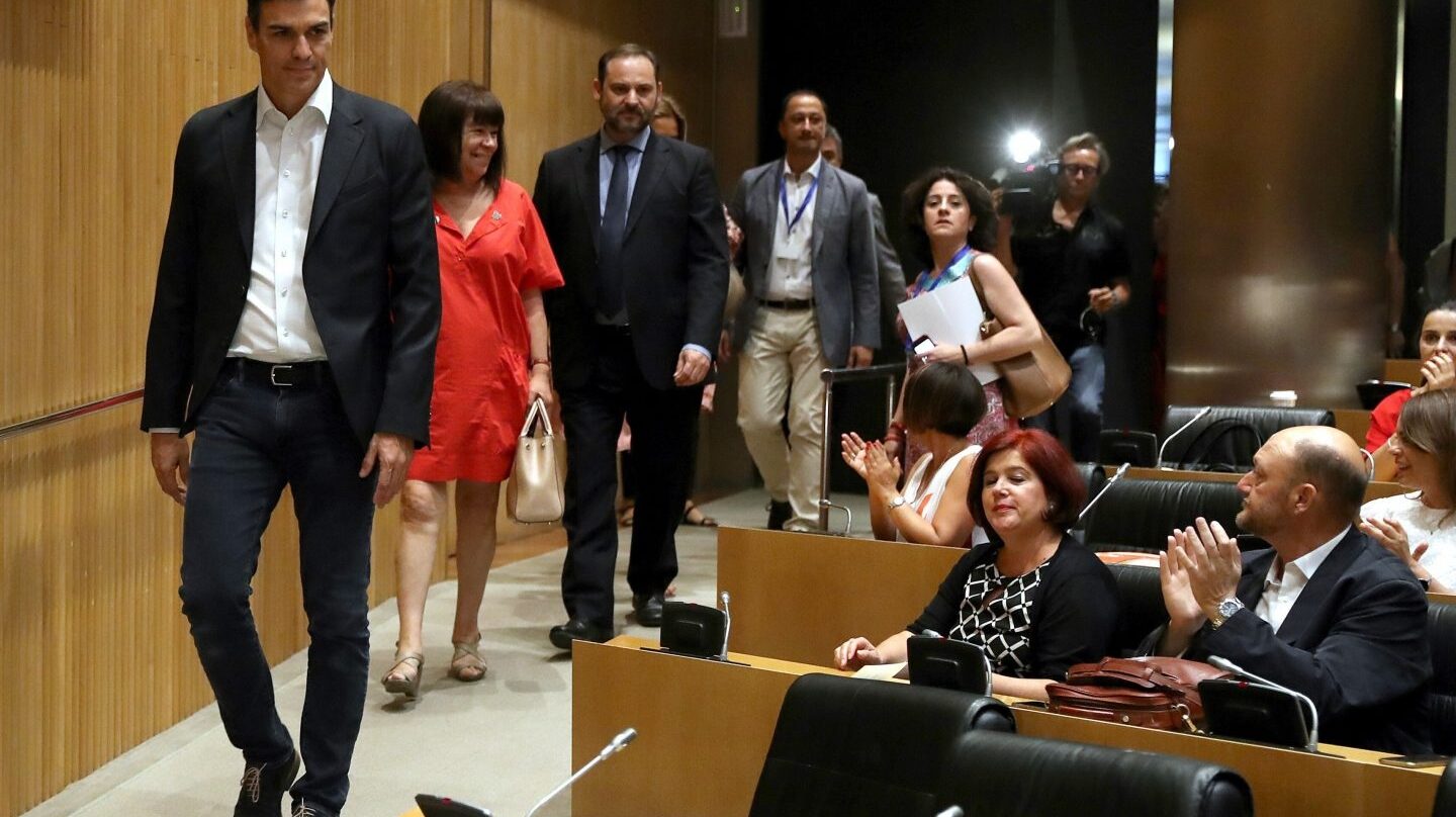 Pedro Sánchez, con el grupo parlamentario del PSOE.