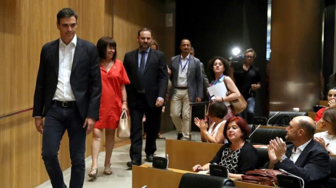 Pedro Sánchez, con el grupo parlamentario del PSOE. Pedro Sánchez, con el grupo parlamentario del PSOE.