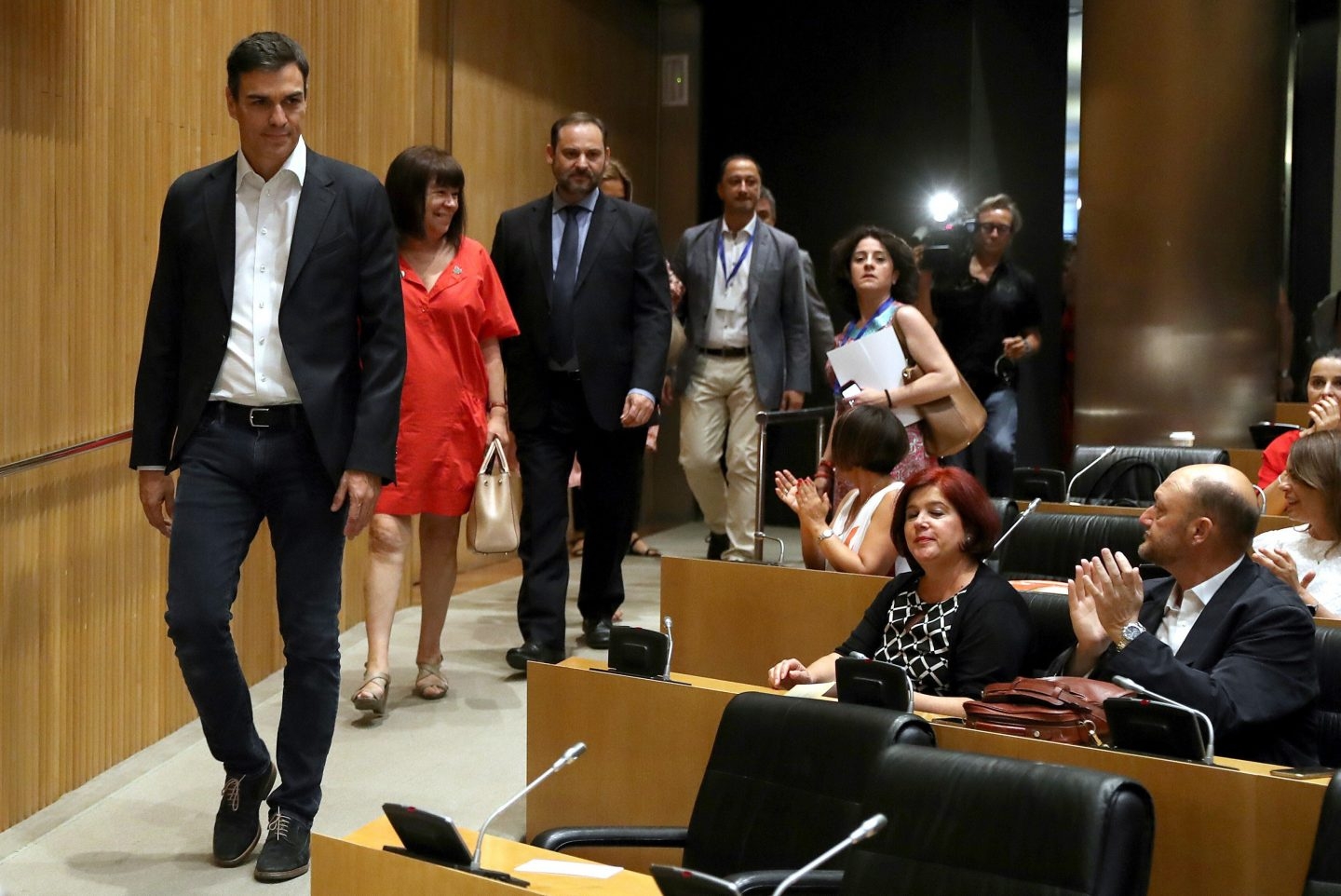 Pedro Sánchez, con el grupo parlamentario del PSOE.