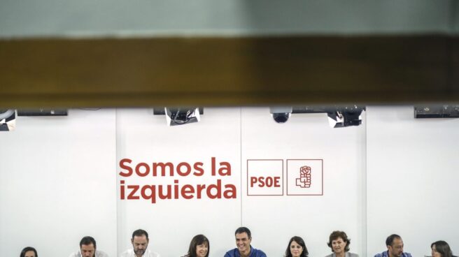 La nueva Ejecutiva del PSOE: de izquierda a derecha, Beatriz Corredor, Óscar Puente, José Luis Ábalos, Cristina Narbona, Pedro Sánchez, Adriana Lastra, Carmen Calvo, Alfonso Gómez de Celis y Nuria Parlón.