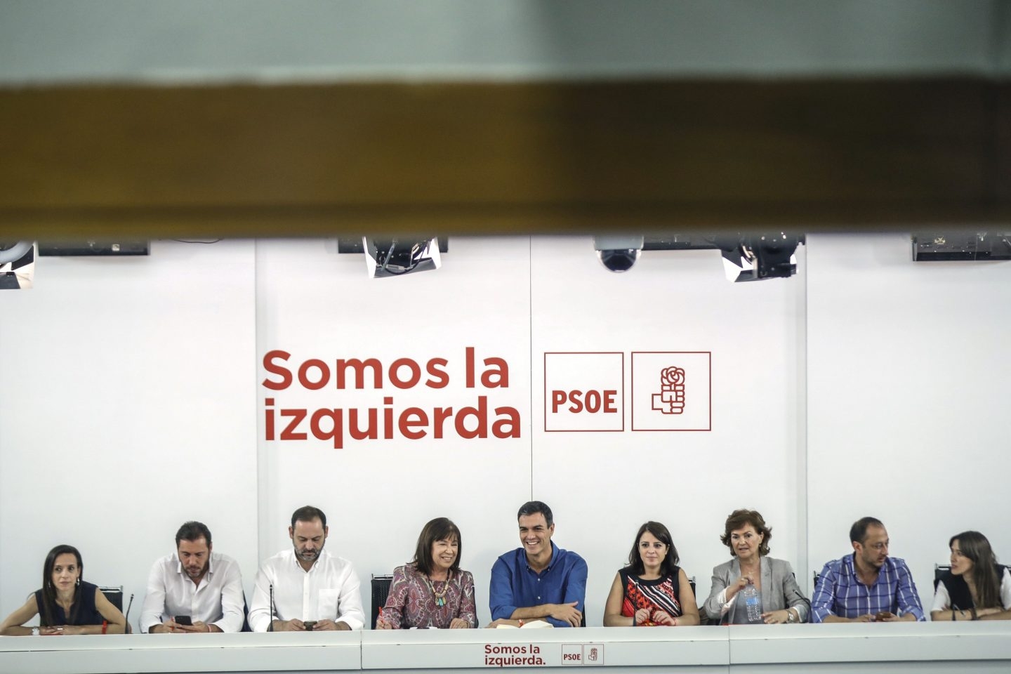 La nueva Ejecutiva del PSOE: de izquierda a derecha, Beatriz Corredor, Óscar Puente, José Luis Ábalos, Cristina Narbona, Pedro Sánchez, Adriana Lastra, Carmen Calvo, Alfonso Gómez de Celis y Nuria Parlón.