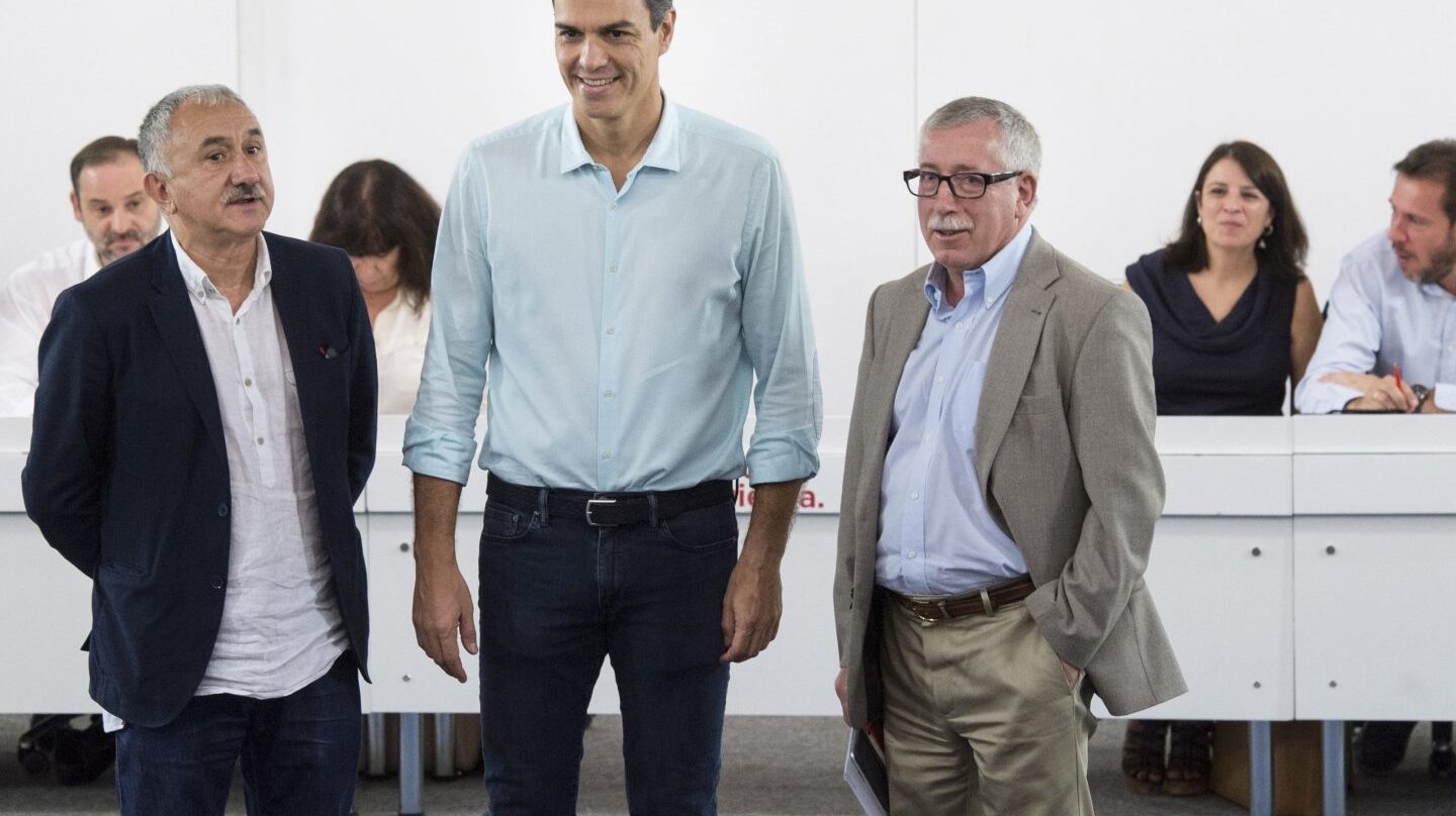 El secretario general del PSOE, Pedro Sánchez, con los representantes de Comisiones Obreras y UGT.
