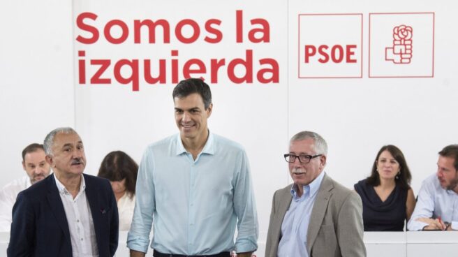 El secretario general del PSOE, Pedro Sánchez, con los representantes de Comisiones Obreras y UGT. El secretario general del PSOE, Pedro Sánchez, con los representantes de Comisiones Obreras y UGT.