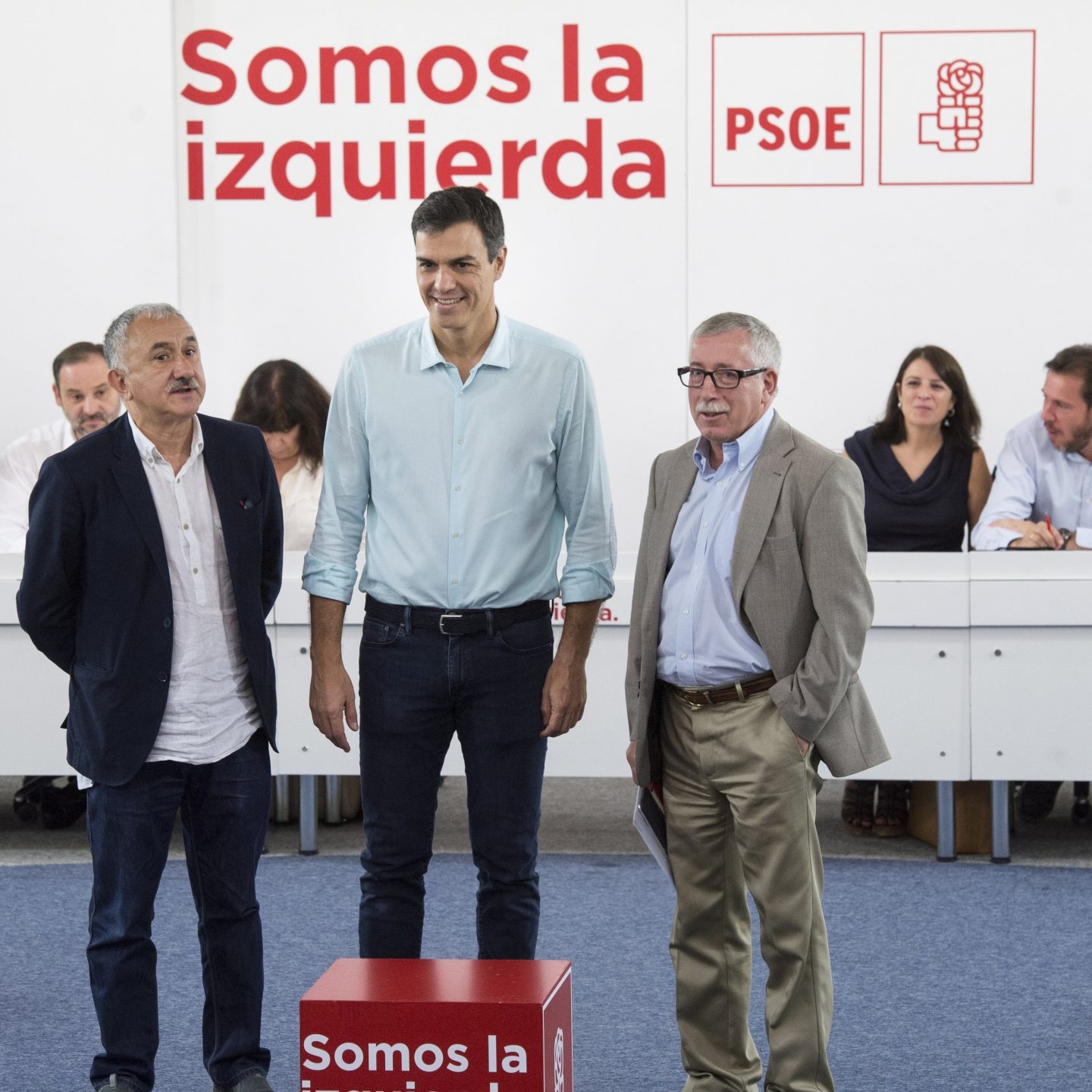 El secretario general del PSOE, Pedro Sánchez, con los representantes de Comisiones Obreras y UGT.