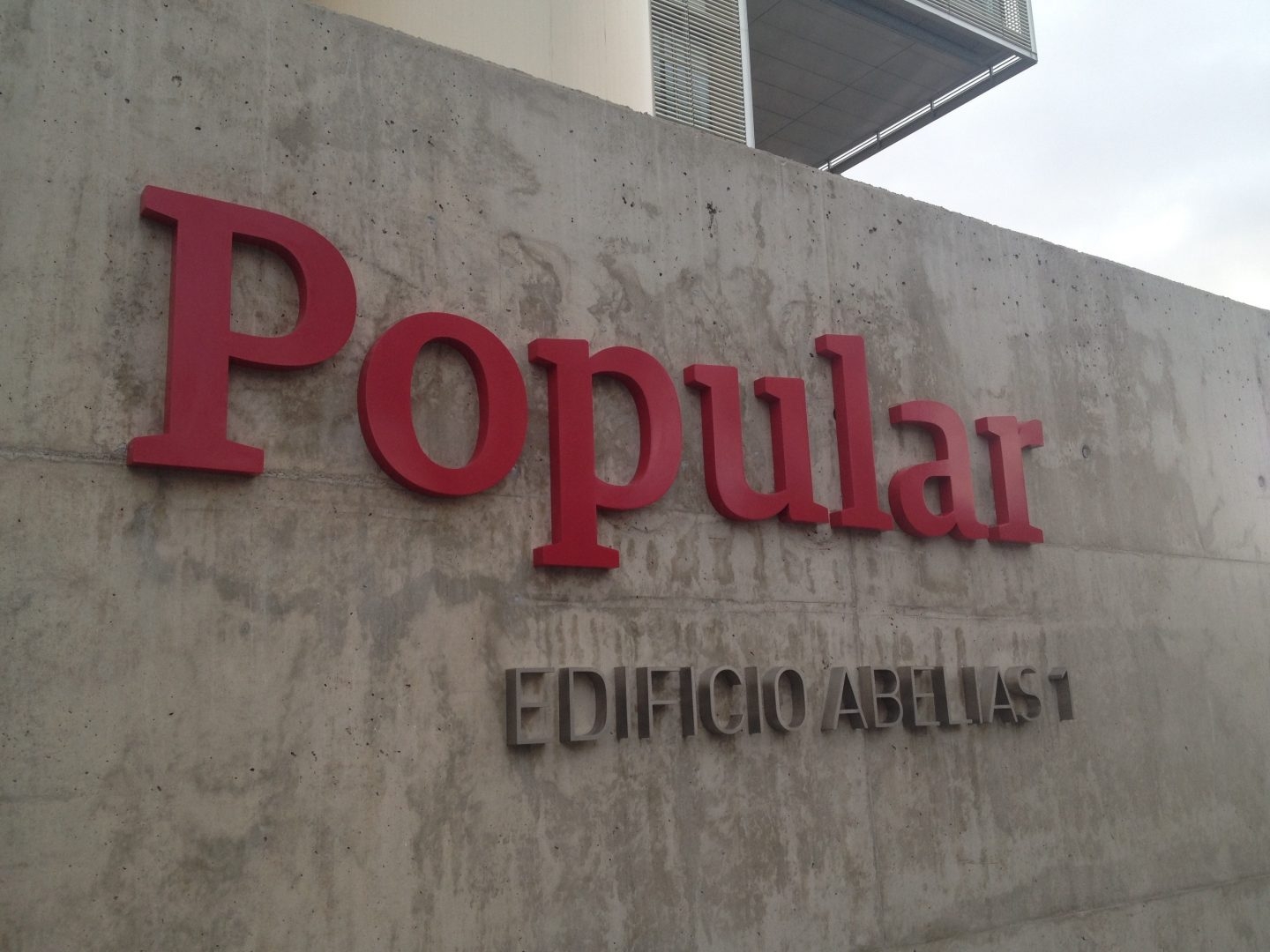 Logo de Banco Popular en su sede del Edificio Abelias, en Madrid.