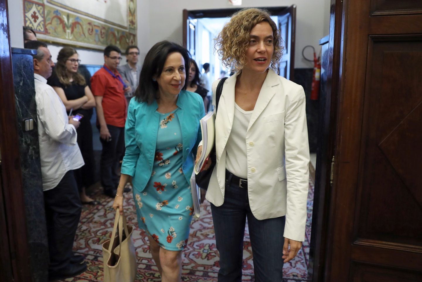 Margarita Robles y Meritxell Batet, en el Congreso.