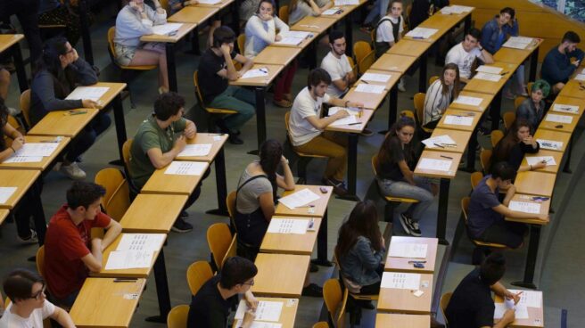 Unos alumnos en el examen de selectividad.