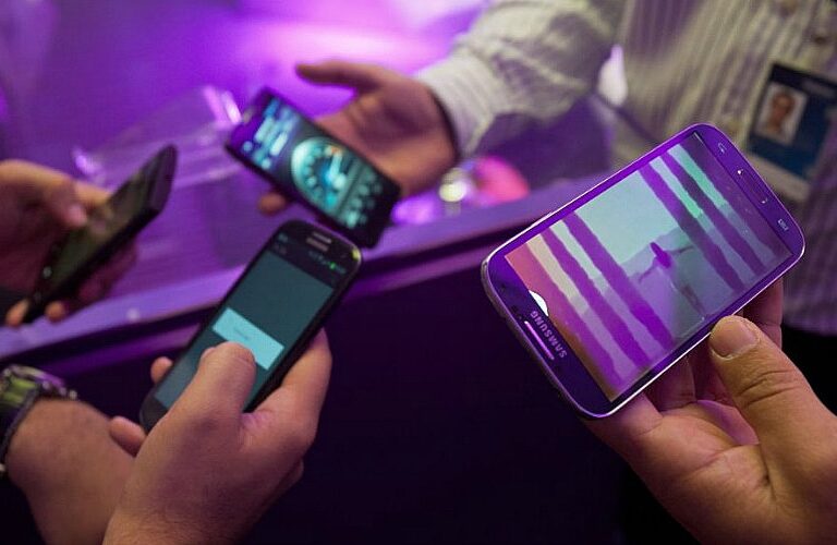 Las pantallas de los 'smartphone' pueden contener hasta seis tipos de bacterias