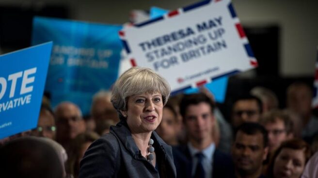 Theresa May, rodeada de seguidores, en un acto de campaña electoral.