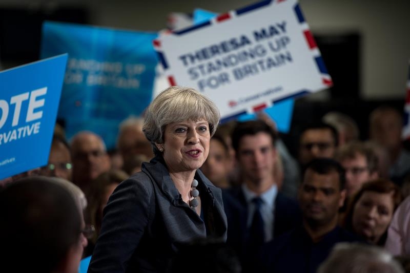 Theresa May, rodeada de seguidores, en un acto de campaña electoral.