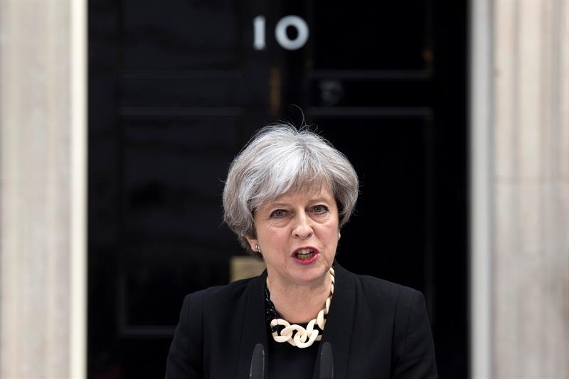 Theresa May ante el 10 de Downing Street.