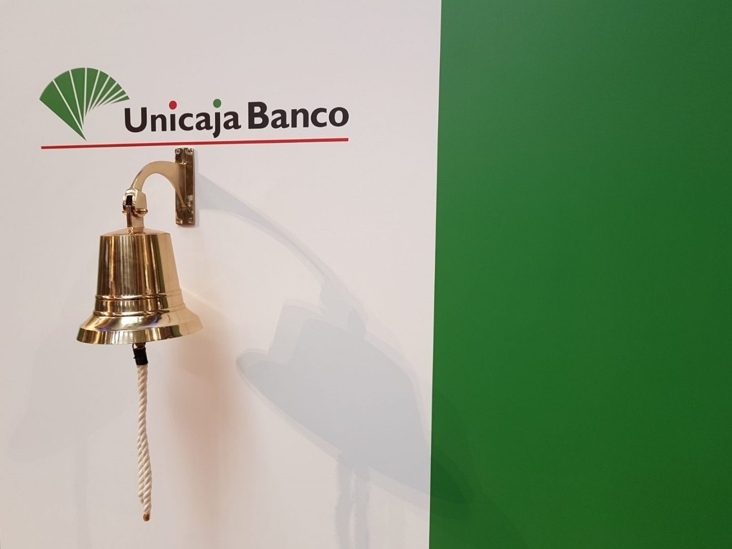 Campana ubicada en la Bolsa de Madrid para la celebración de la salida a bolsa de Unicaja.