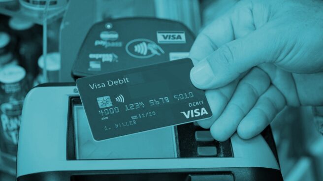 Tarjeta de débito y terminal de pago Visa.