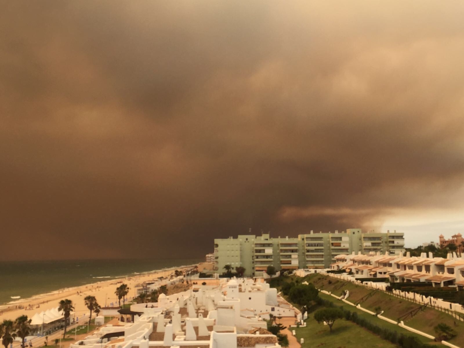 Imagen tomada, este domingo, desde la playa de Matalascañas.