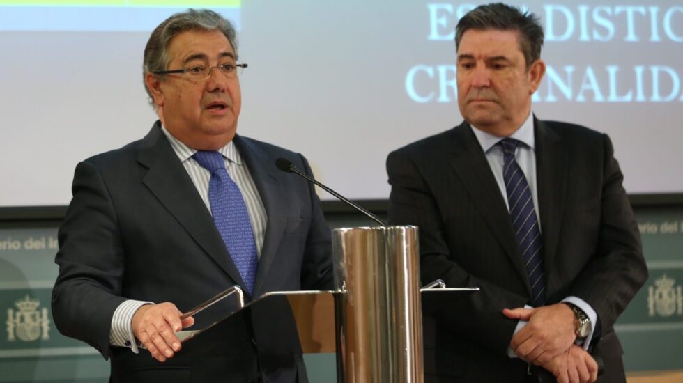 El ministro del Interior, Juan Ignacio Zoido, y el director general de la Guardia Civil, José Manuel Holgado.