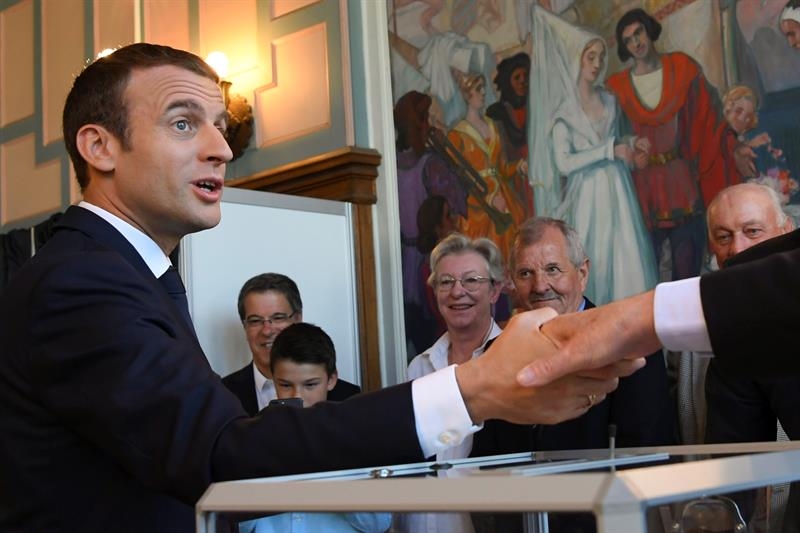 Emmanuel Macron, presidente de Francia, vota en las elecciones legislativas.