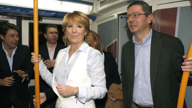 González, Granados, Aguirre y Gallardón, en un vagón del Metro de Madrid.