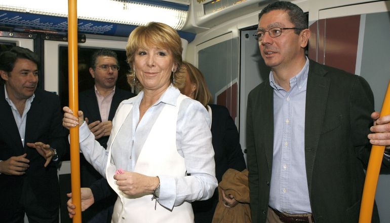 González, Granados, Aguirre y Gallardón, en un vagón del Metro de Madrid.