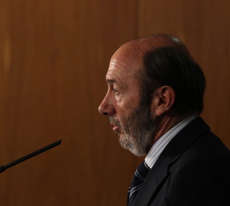 Rubalcaba sigue presumiendo de tener información sensible de Interior